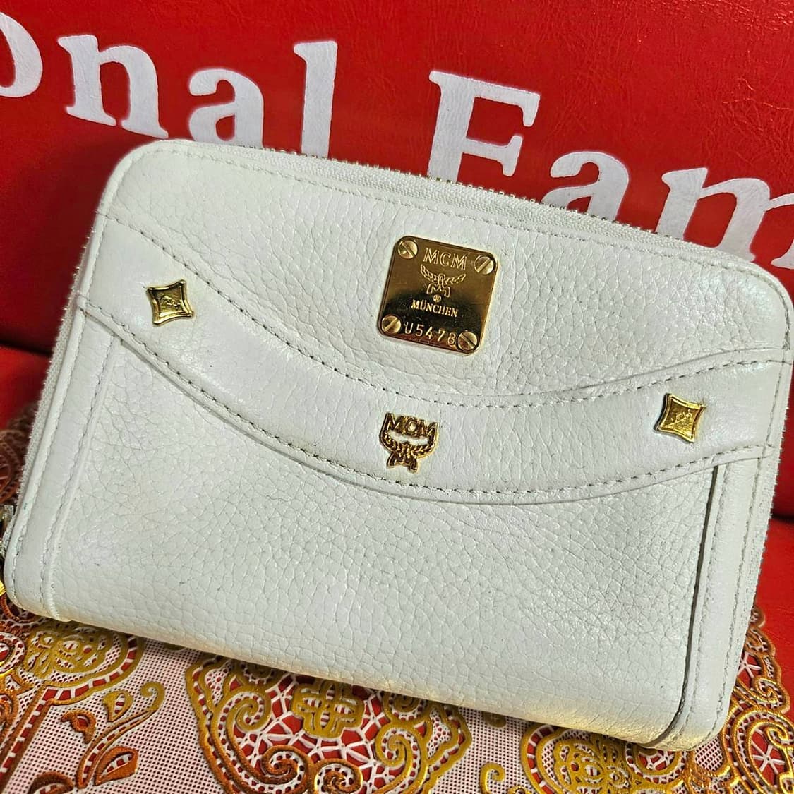 엠씨엠(MCM) 화이트 금장 지갑

13.5 x 10size 상품이미지2