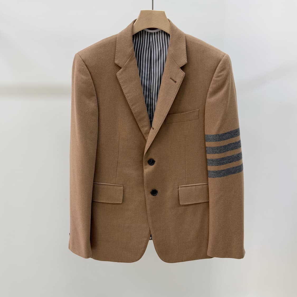 [S+급/1] 톰브라운 사선완장 울 트윌 클래식 수트 정장 베이지 상품이미지1