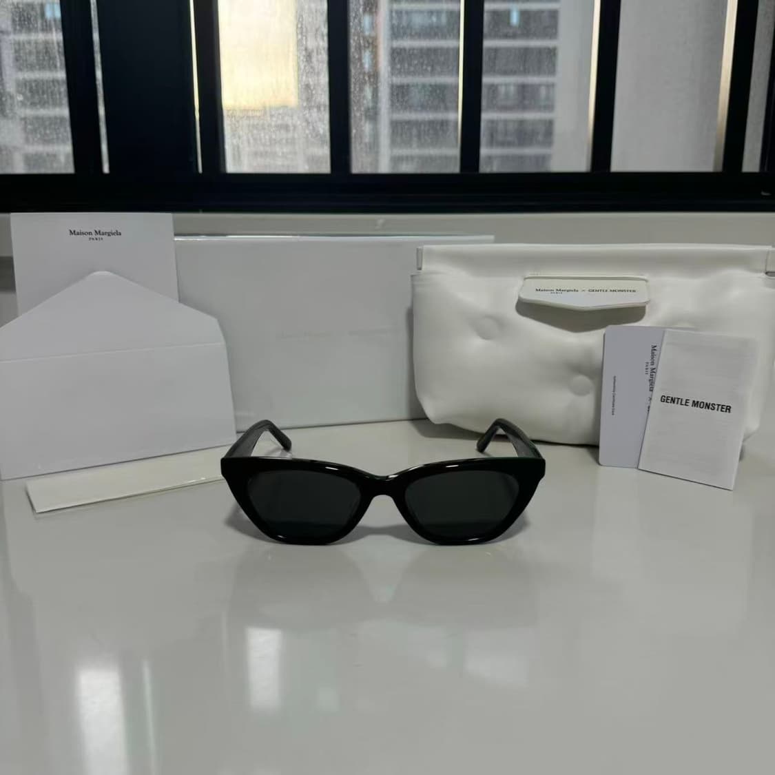 새싱품급판매 젠틀몬스터x메종마르지엘라 선글라스 MM208 01 블랙 상품이미지1