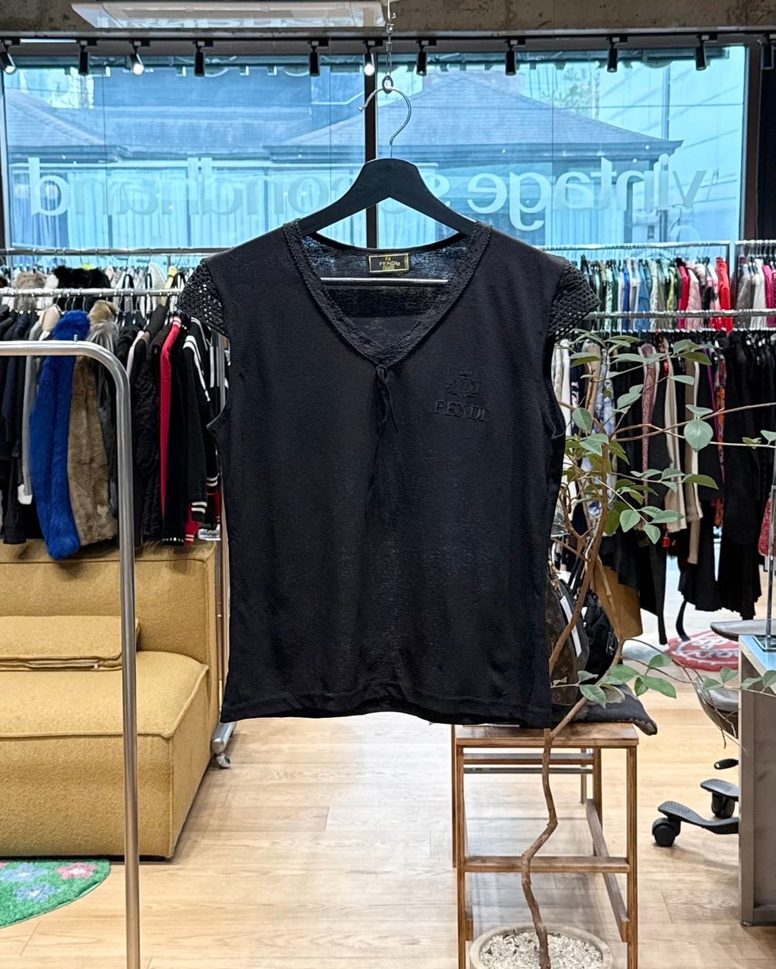 펜디 블랙 로고자수 브이넥 슬리브리스  상품이미지1
