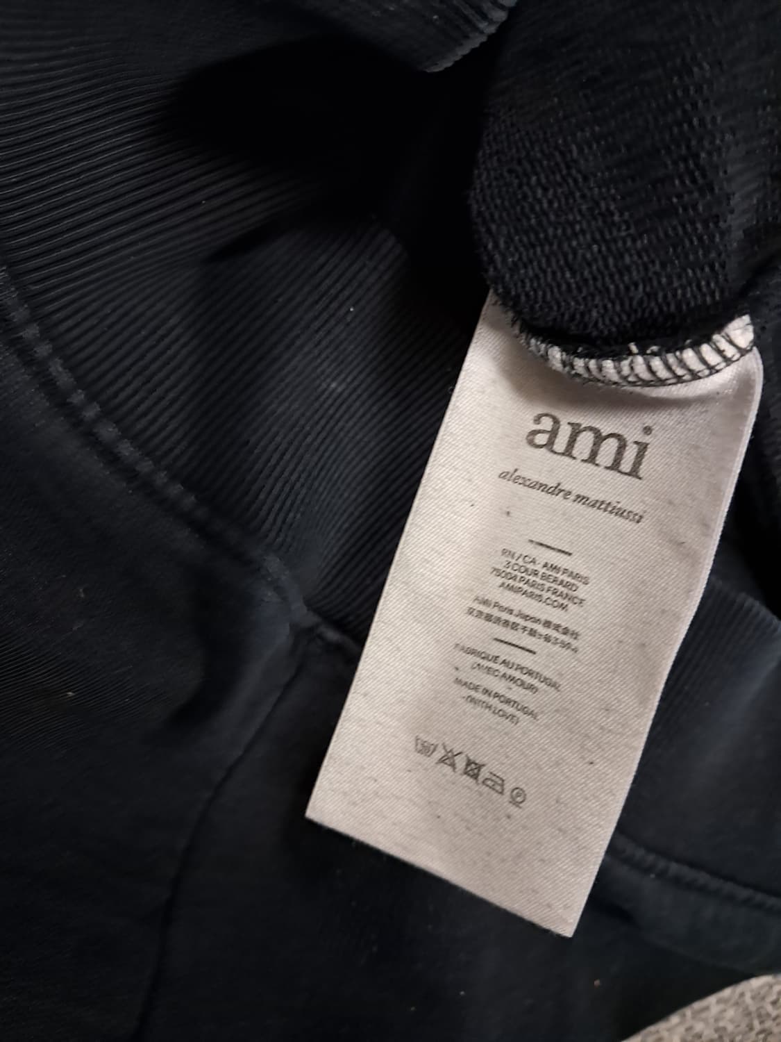 아미 스몰하트 블랙맨투맨 상품이미지3