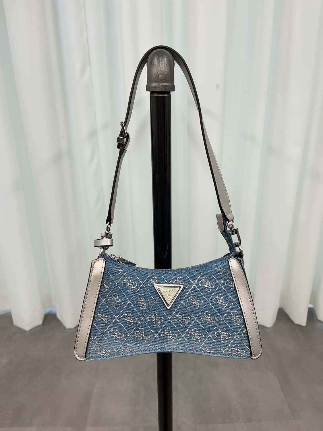 Guess Cubic Shoulder Bag 상품이미지1