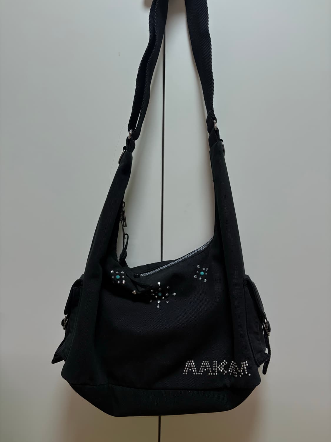 아캄 스터드 로고 크로스백 블랙 (현재 품절) 상품이미지2