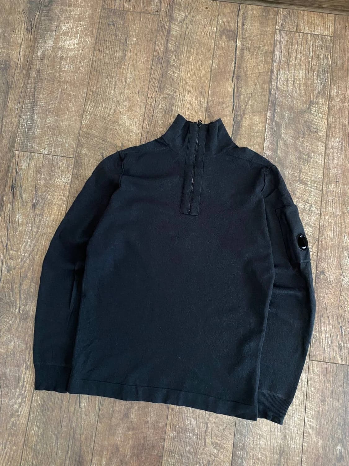 CP컴퍼니 하프 지퍼 렌즈 디테일 스웨터 상품이미지1