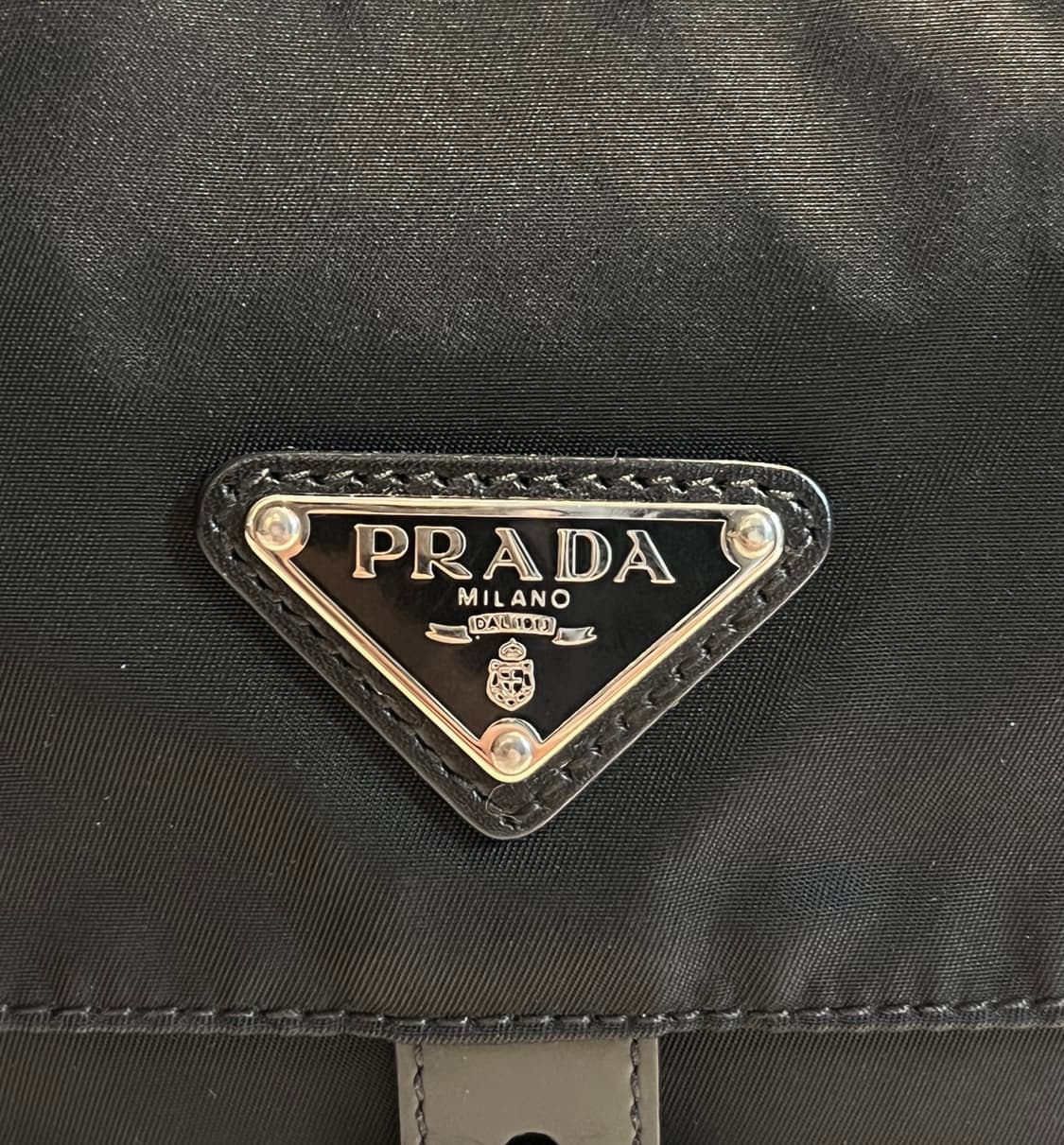 프라다 나일론 원버클 크로스백 상품이미지4