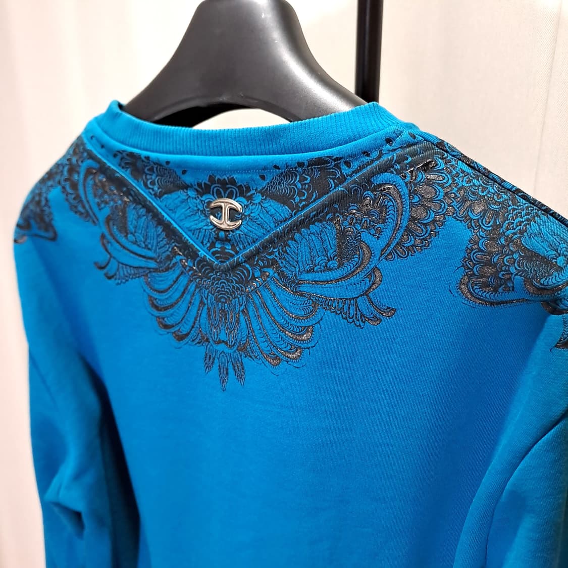 (택포) 저스트카발리 타투 프린트 맨투맨 XXL B810 상품이미지5