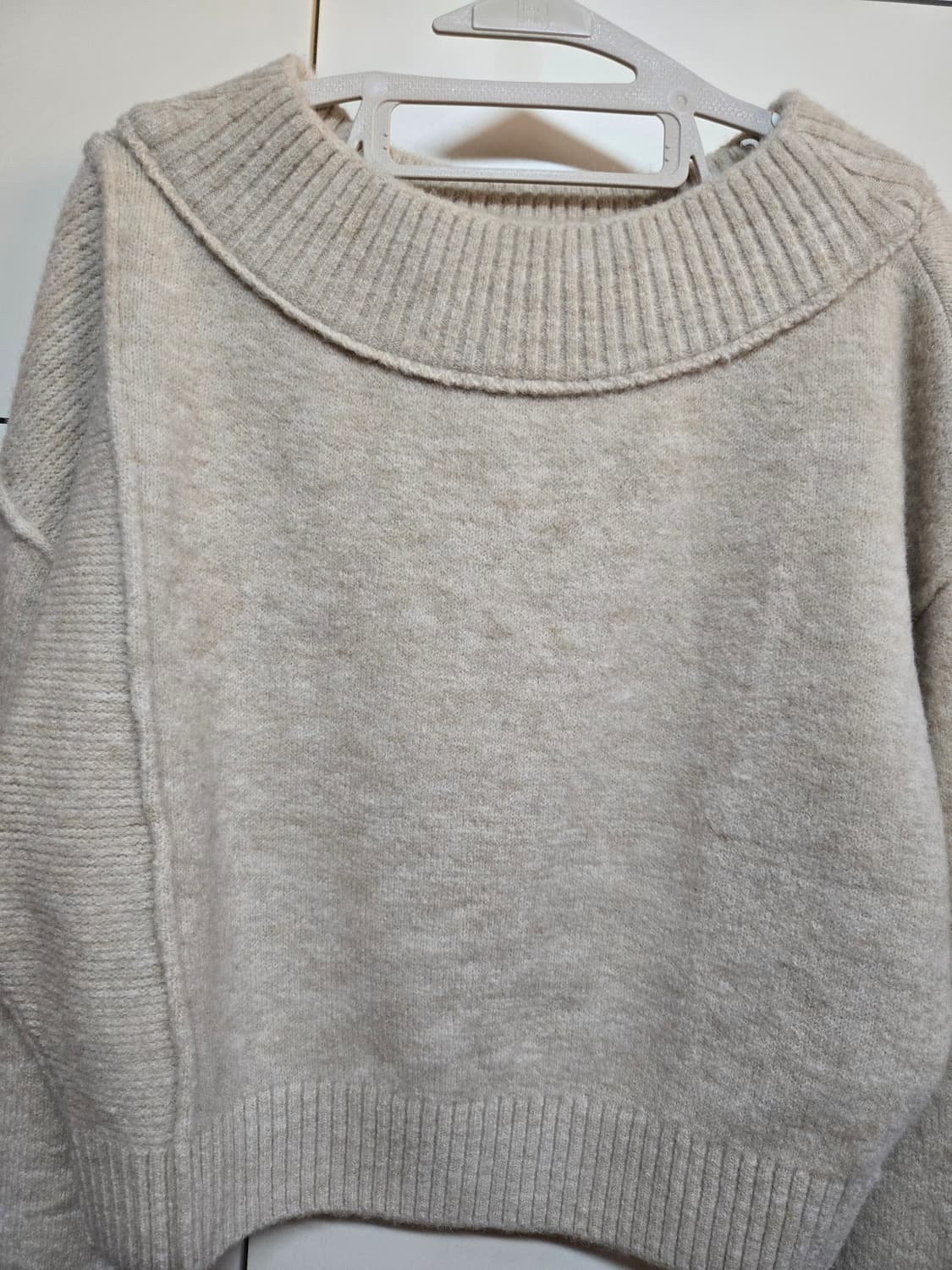 마뗑킴 오프숄더 베이지 니트 상품이미지3