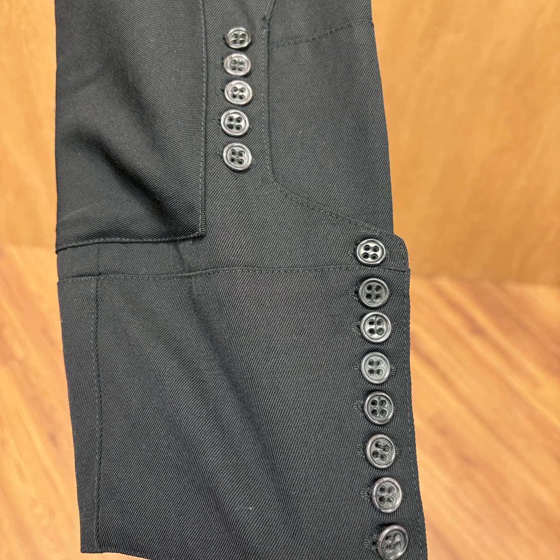 끌로에 7부 슬림 스트레이트 테일러드 팬츠 멀티 버튼 포켓 디테일 블랙 상품이미지6