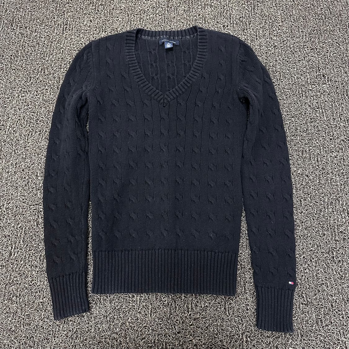 타미힐피거 여성 브이넥 케이블 꽈배기 니트 블랙 XS 상품이미지1