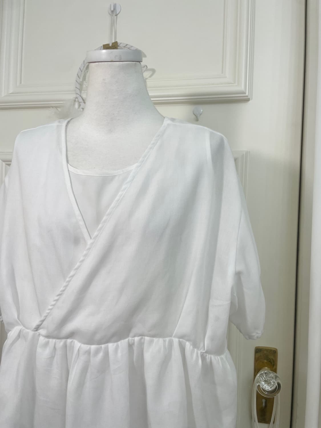 white shirring v-neck back bow blouse 상품이미지6