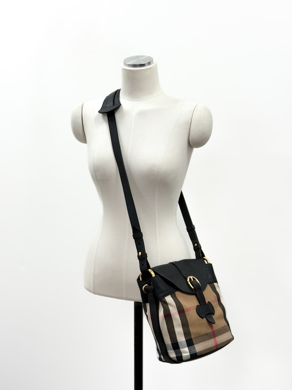 버버리 체크 레더 트리밍 플랩 크로스백 상품이미지2