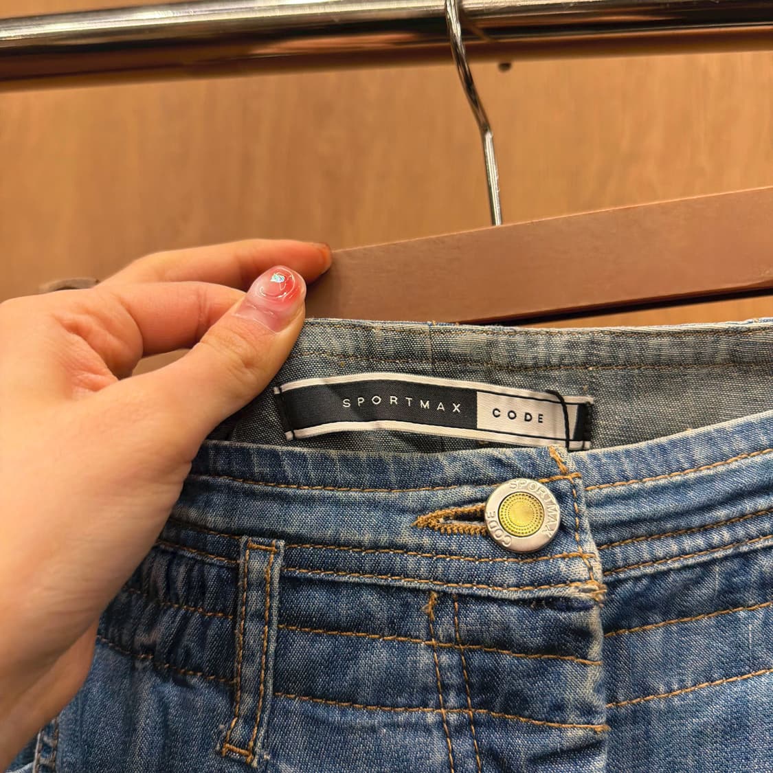 스포트막스 데님 미디 스커트 스티치 사이드 밴딩 디테일 A라인 중청 상품이미지8