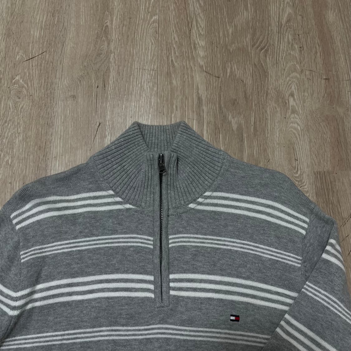 타미힐피거 여성 미니플래그 스트라이프 코튼 반집업 니트 S/90 상품이미지2