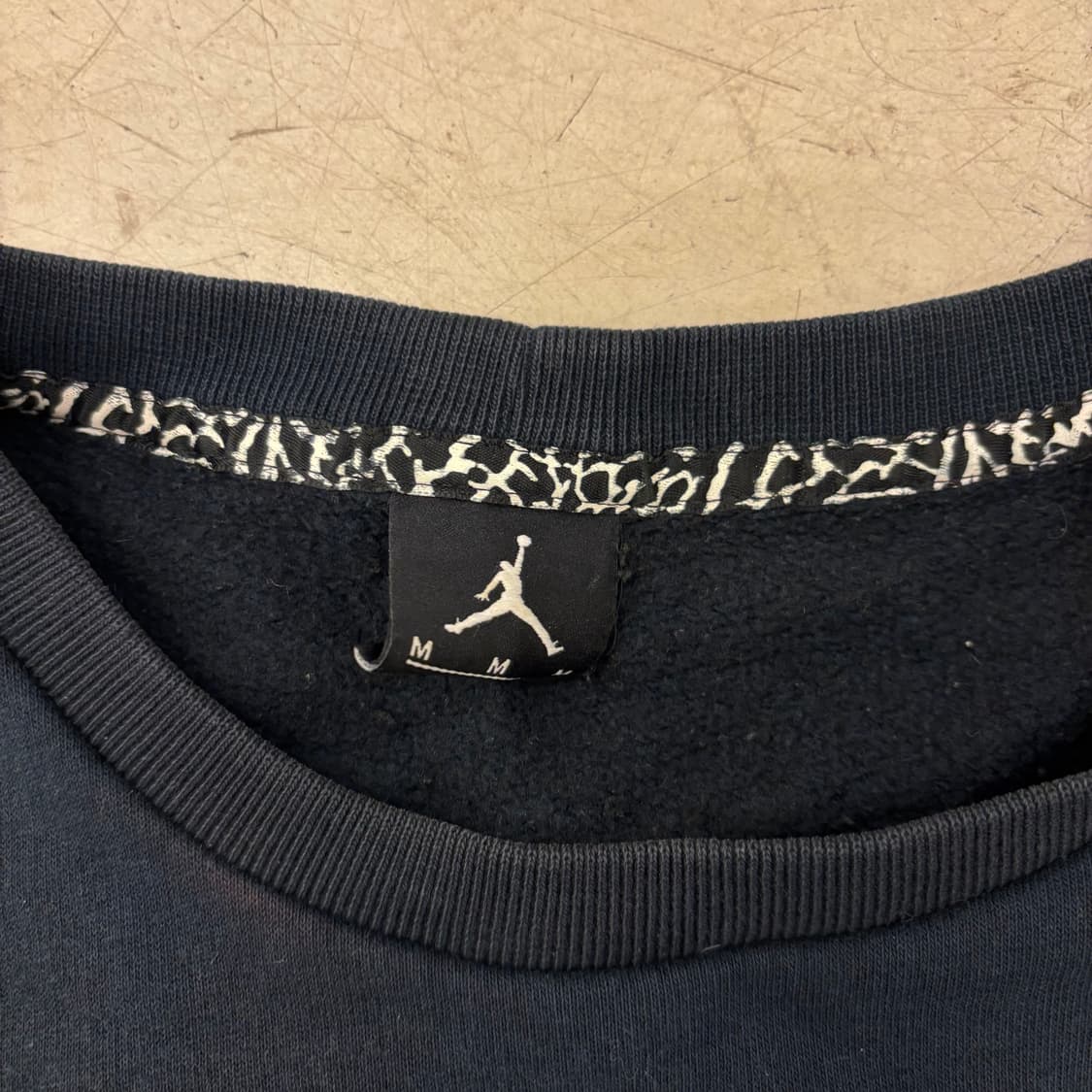 조던 스몰로고 블랙 맨투맨 상품이미지3