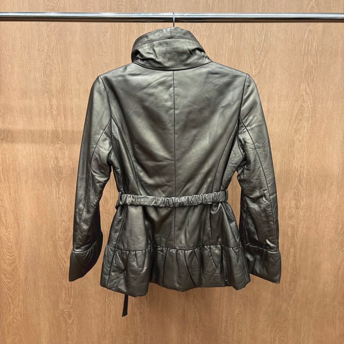 발망 하이넥 레더 펠럼 패딩 자켓 메탈릭 셔링 카라 벨트 디테일 브라운 상품이미지3