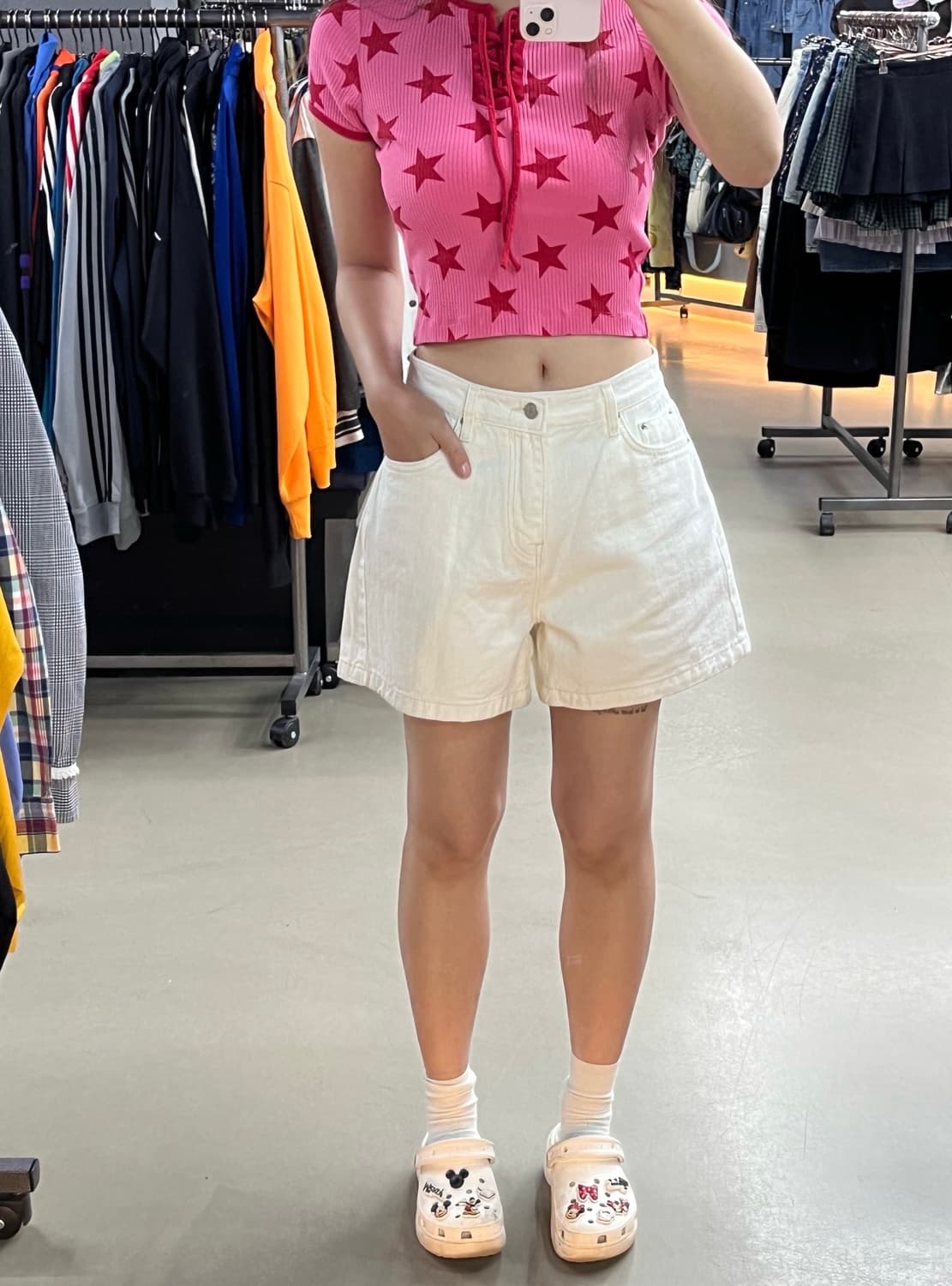 LAZY OAF 스타 패턴 아릴렛 탑 화이트 반바지 코디 상품이미지2