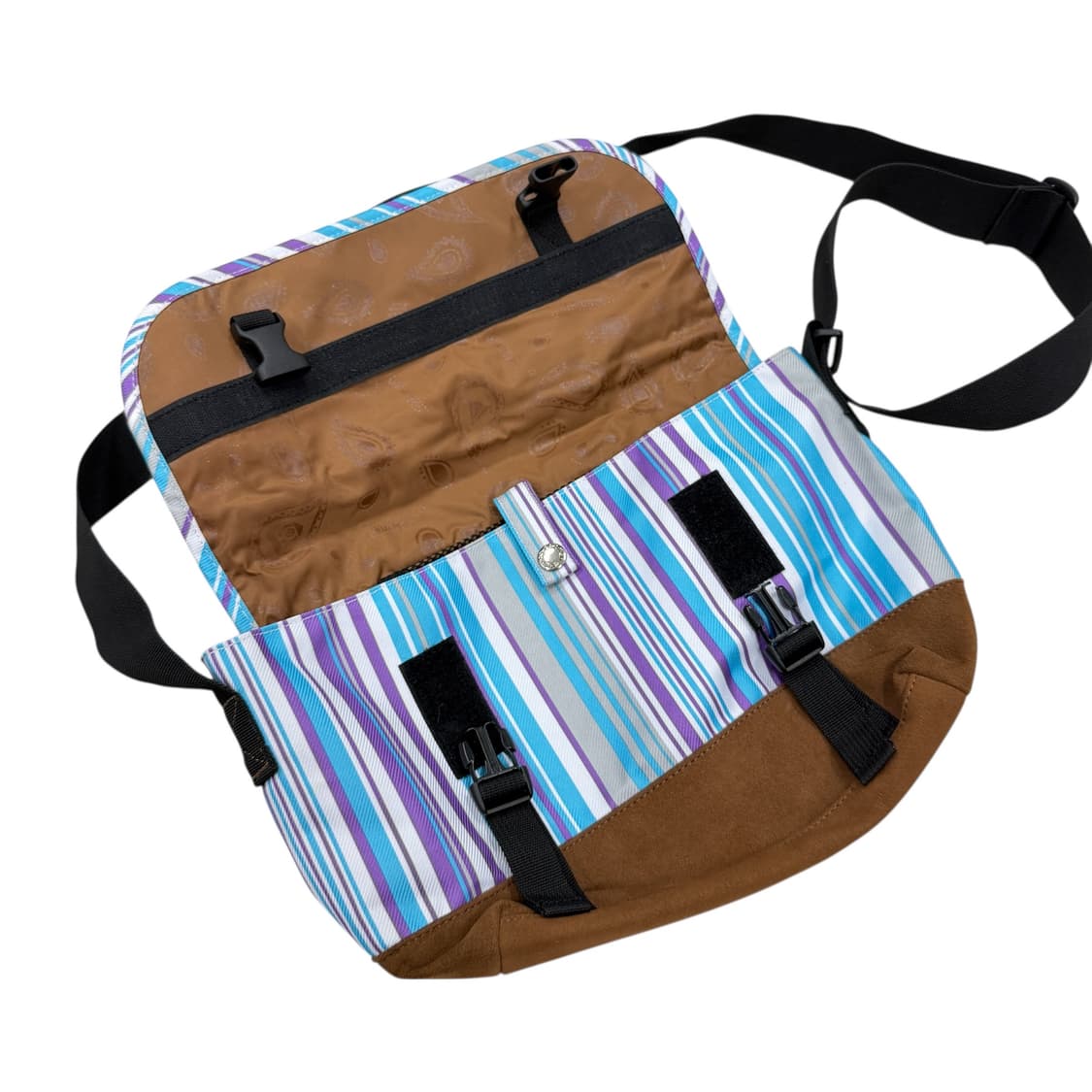 콜맨 스트라이프 포켓 크로스백 가방 상품이미지3