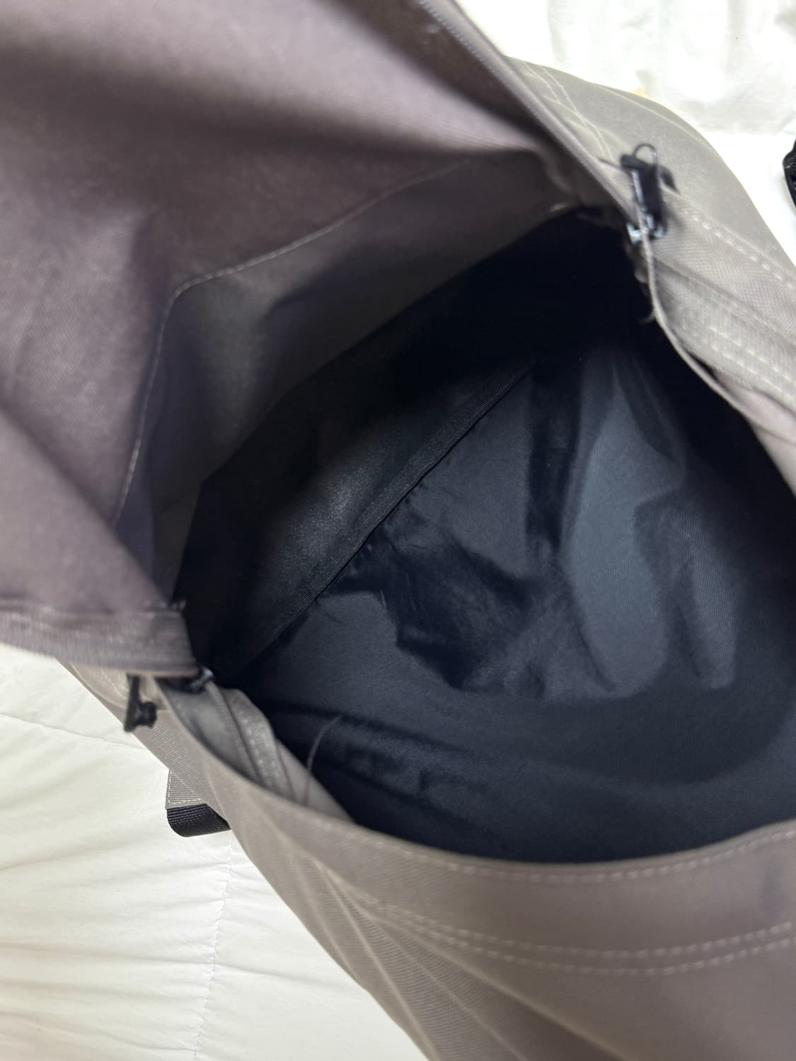 1011갤러리 엠브로이더리 데이팩 카키 상품이미지3