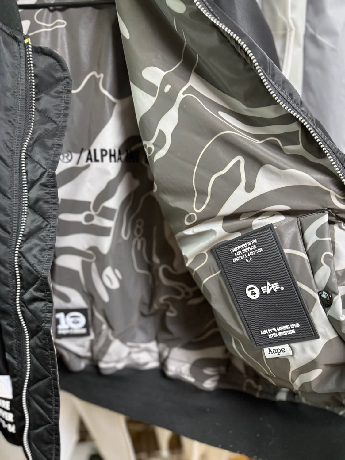 에이프 x 알파 인더스트리 문페이스 엠보싱 봄버 재킷 AAPE 상품이미지4