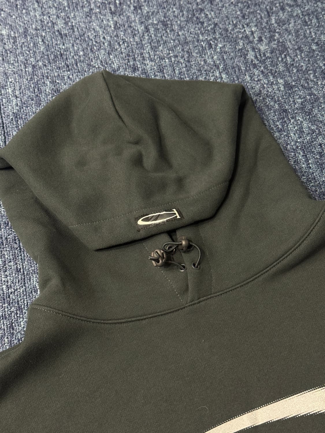 [XL] 피지컬디파트먼트 로고 후드 다크차콜 상품이미지4