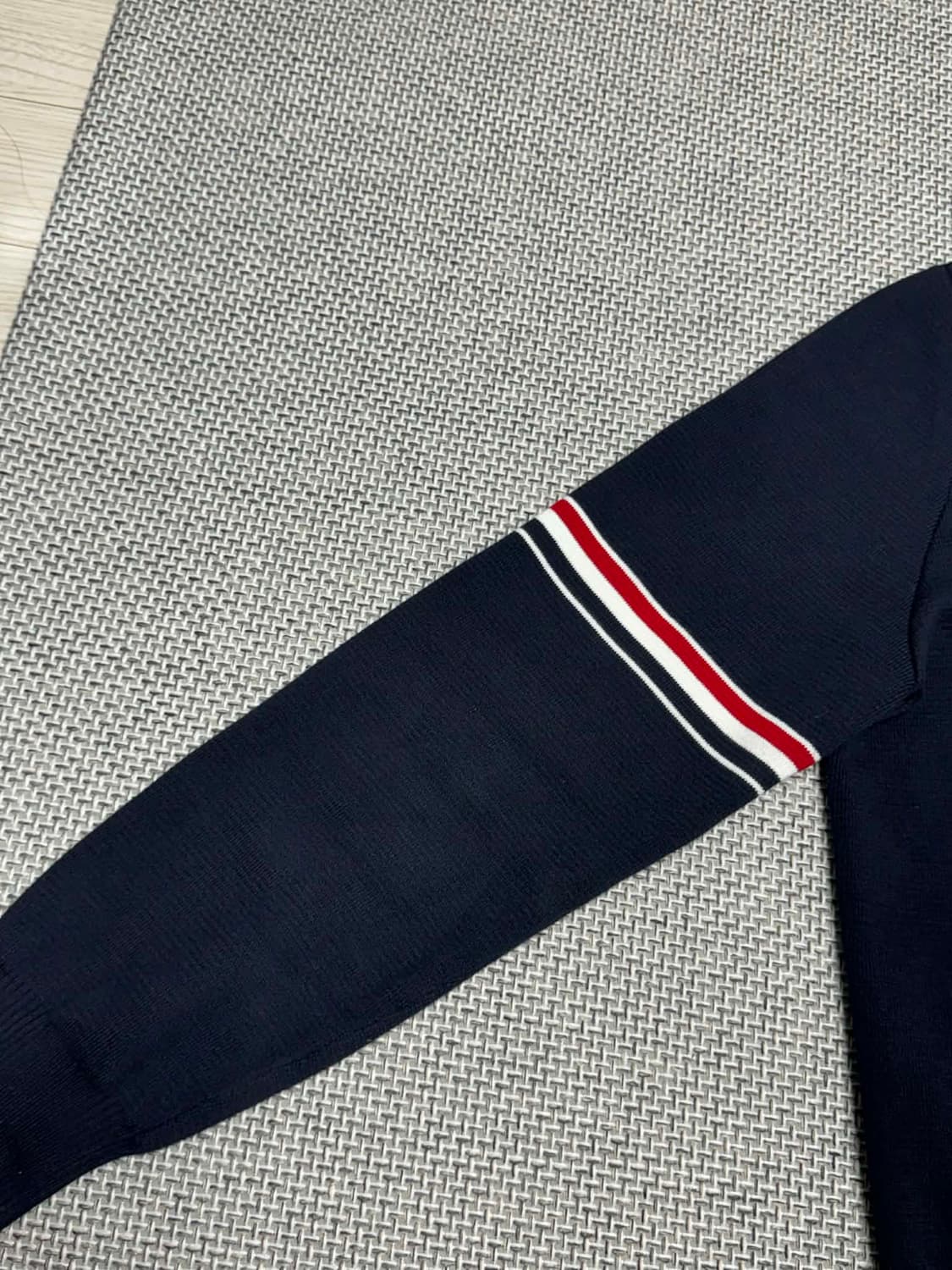 톰브라운 암밴드 밀라노스티치 가디건 상품이미지4