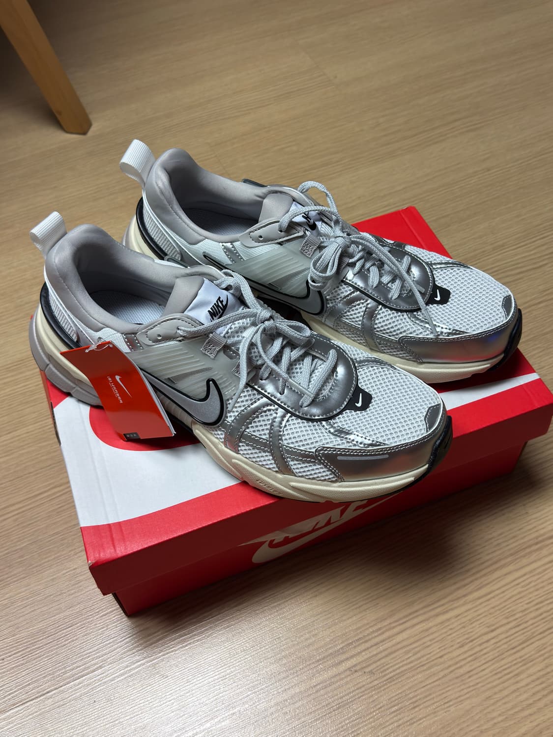 나이키 V2K런 WHITE/METALLIC SILVER 300 상품이미지3