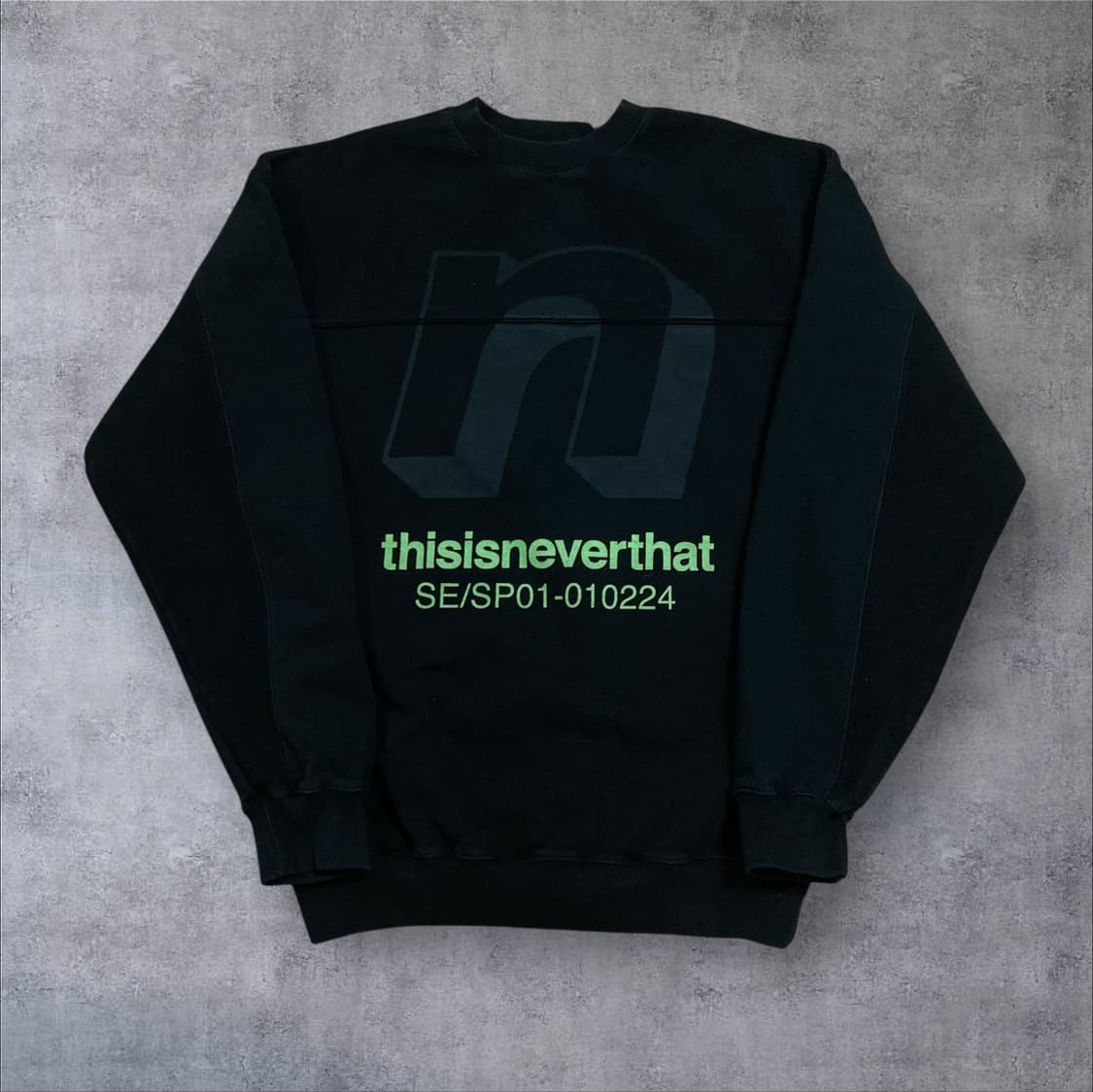 디스이즈네버댓 빅로고 스펠아웃 블랙 맨투맨 상품이미지1