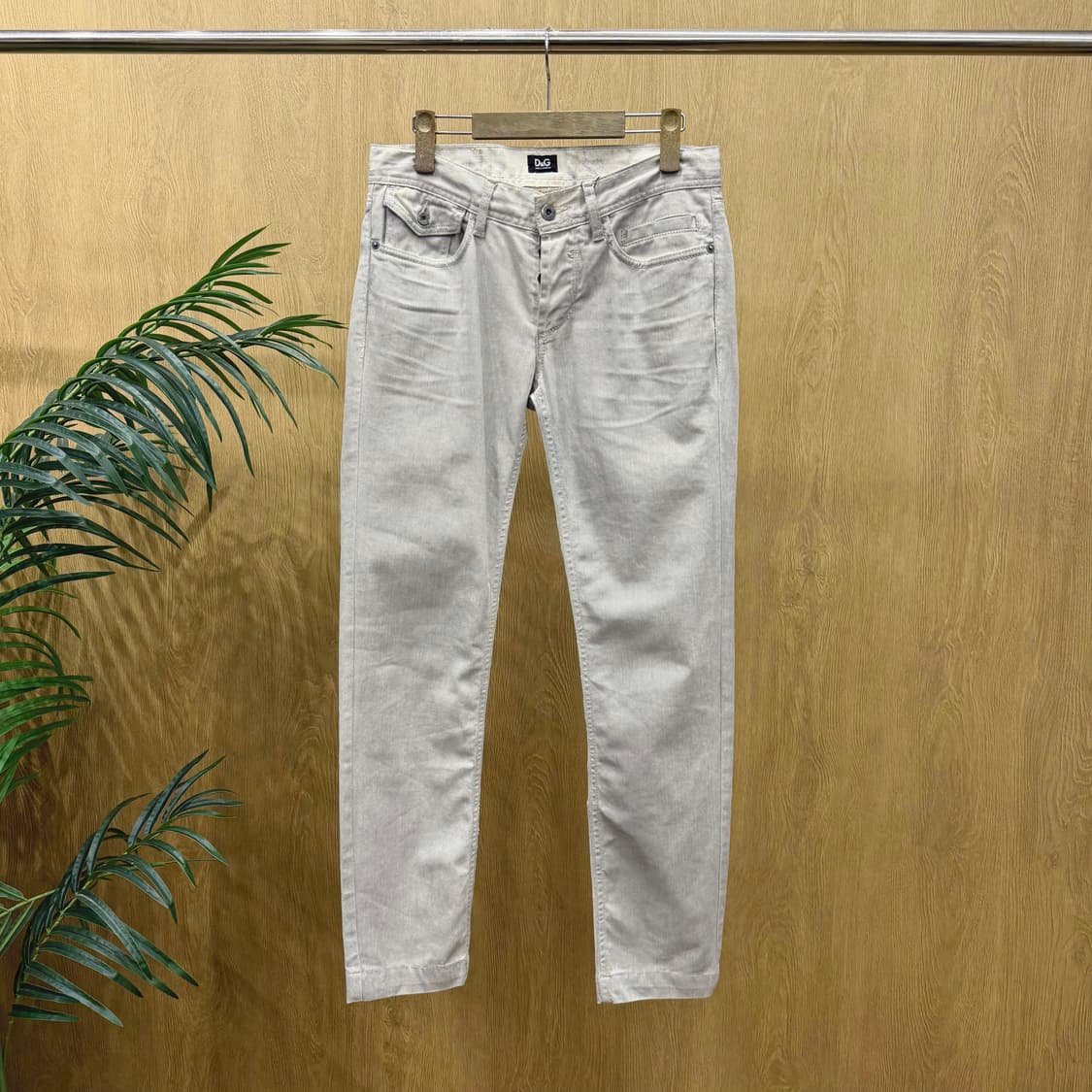 돌체앤가바나 4버튼 플랩포켓 디테일 워싱 데님 팬츠 슬림핏 연그레이 상품이미지1