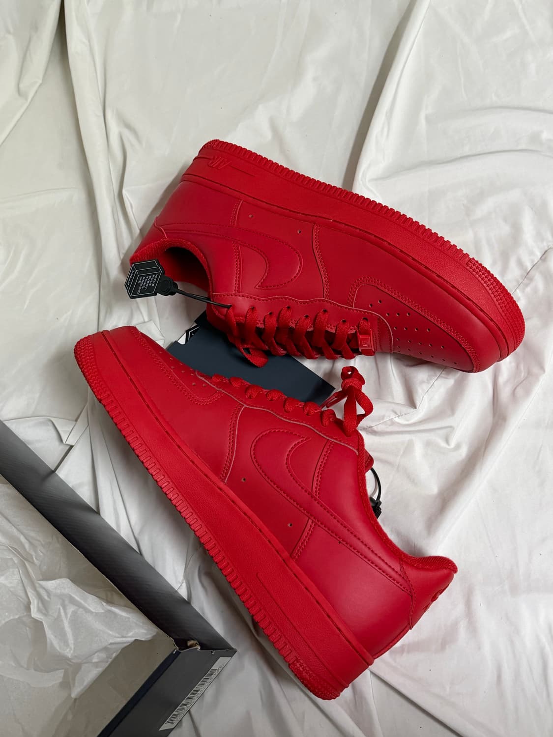 나이키 에어포스 1 '07 LV8 로우 트리플 레드 상품이미지1