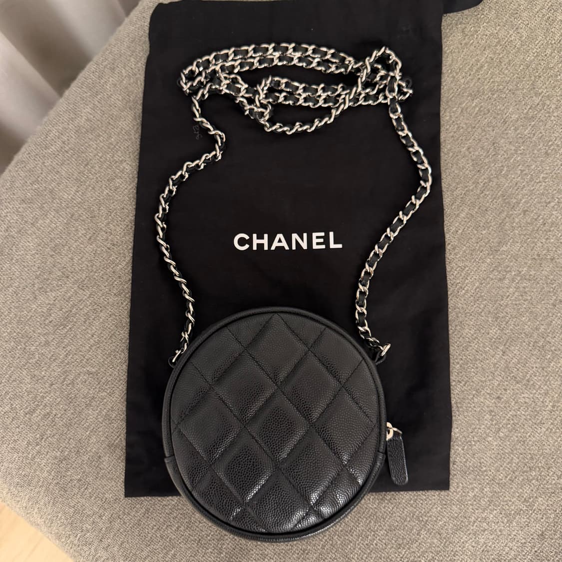 샤넬 동그리백 블랙 은장 상품이미지3