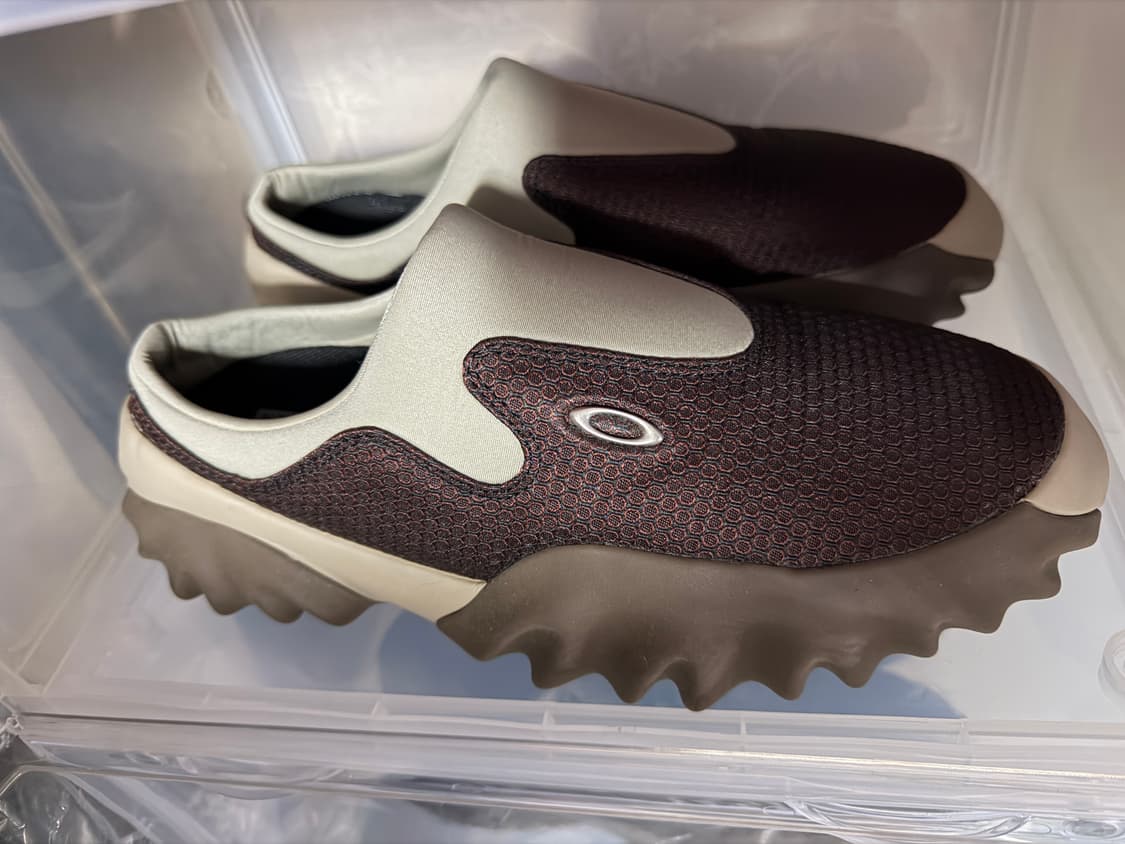 오클리 팩토리 팀 x 브레인 데드 오스트리치 찹 쏘우 뮬 마룬 에스프레소 상품이미지1