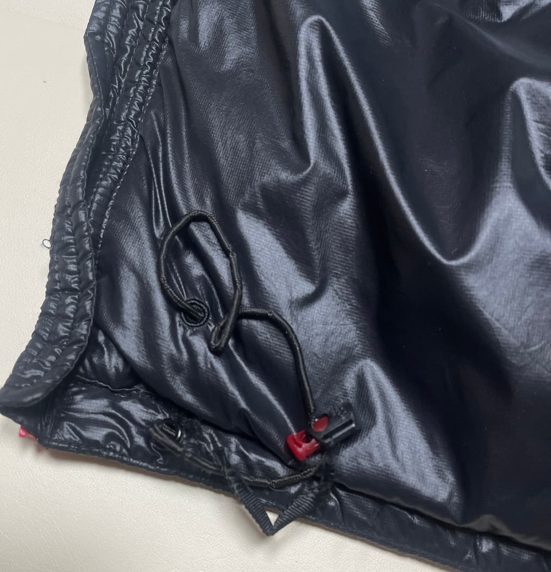 노스페이스 900 필파워 경량 패딩 블랙 색상  L 사이즈 가슴단면 59 상품이미지6