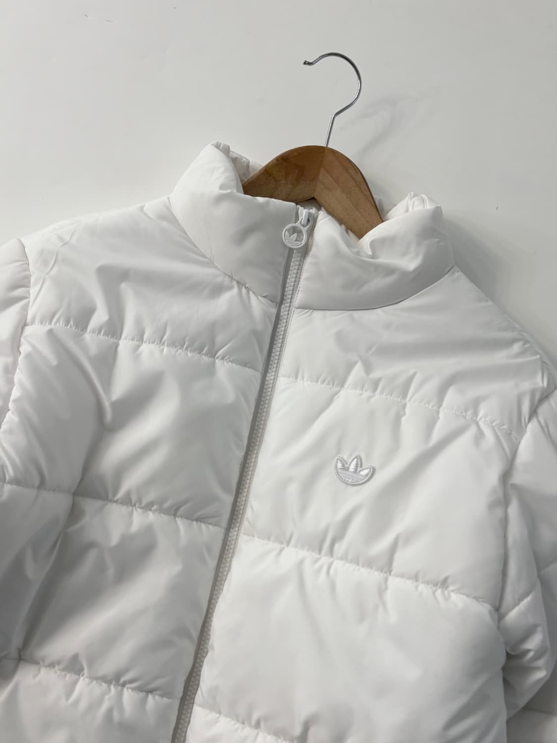 Adidas 아디다스 화이트컬러 와펜 패딩 자켓 상품이미지2