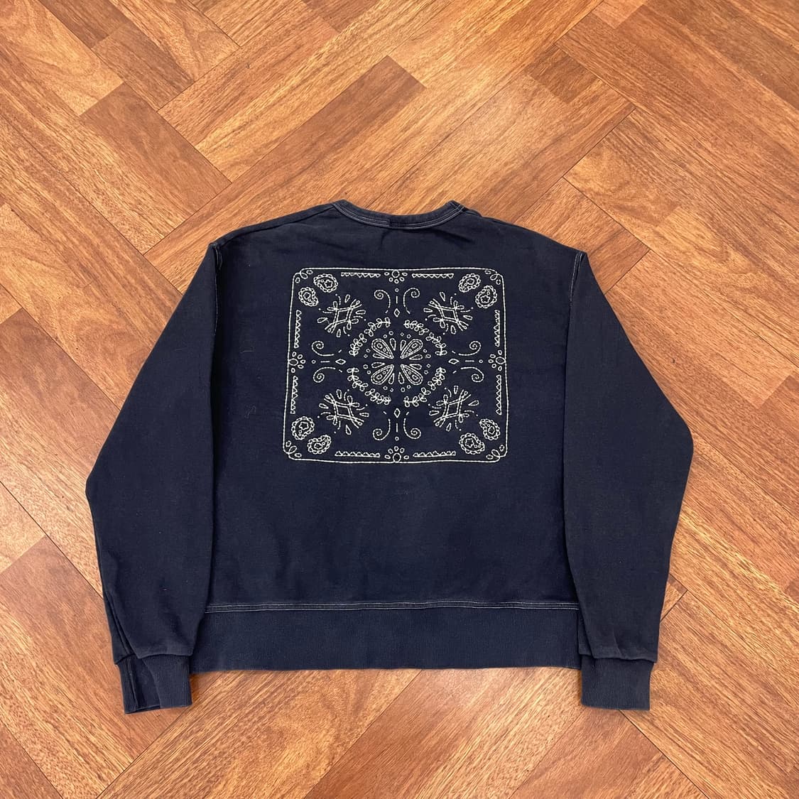 프리즘웍스 스티치 맨투맨 상품이미지2