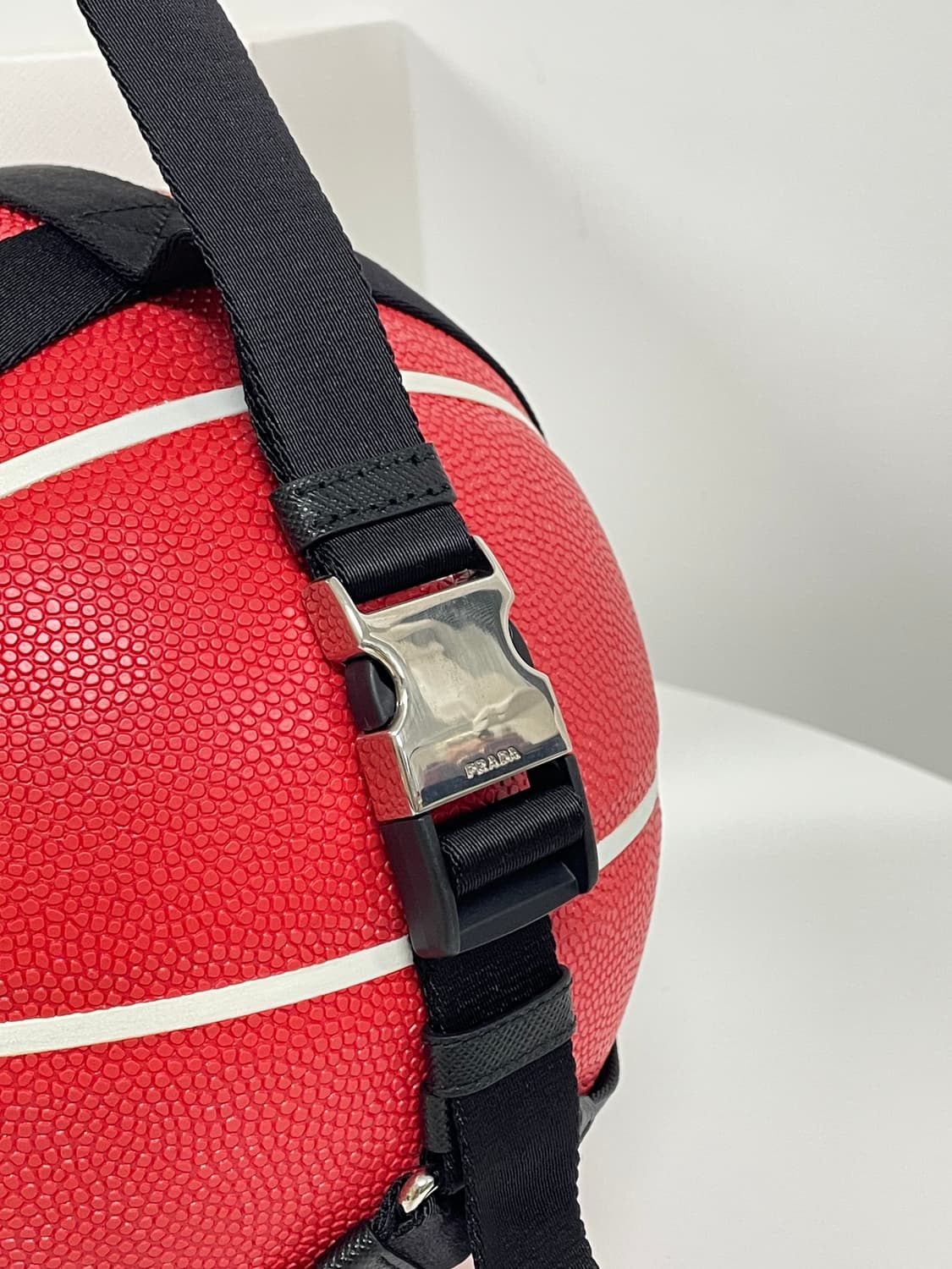 새상품 프라다 농구공 로고 프린트 밴드 하네스 레드 컬러 상품이미지9