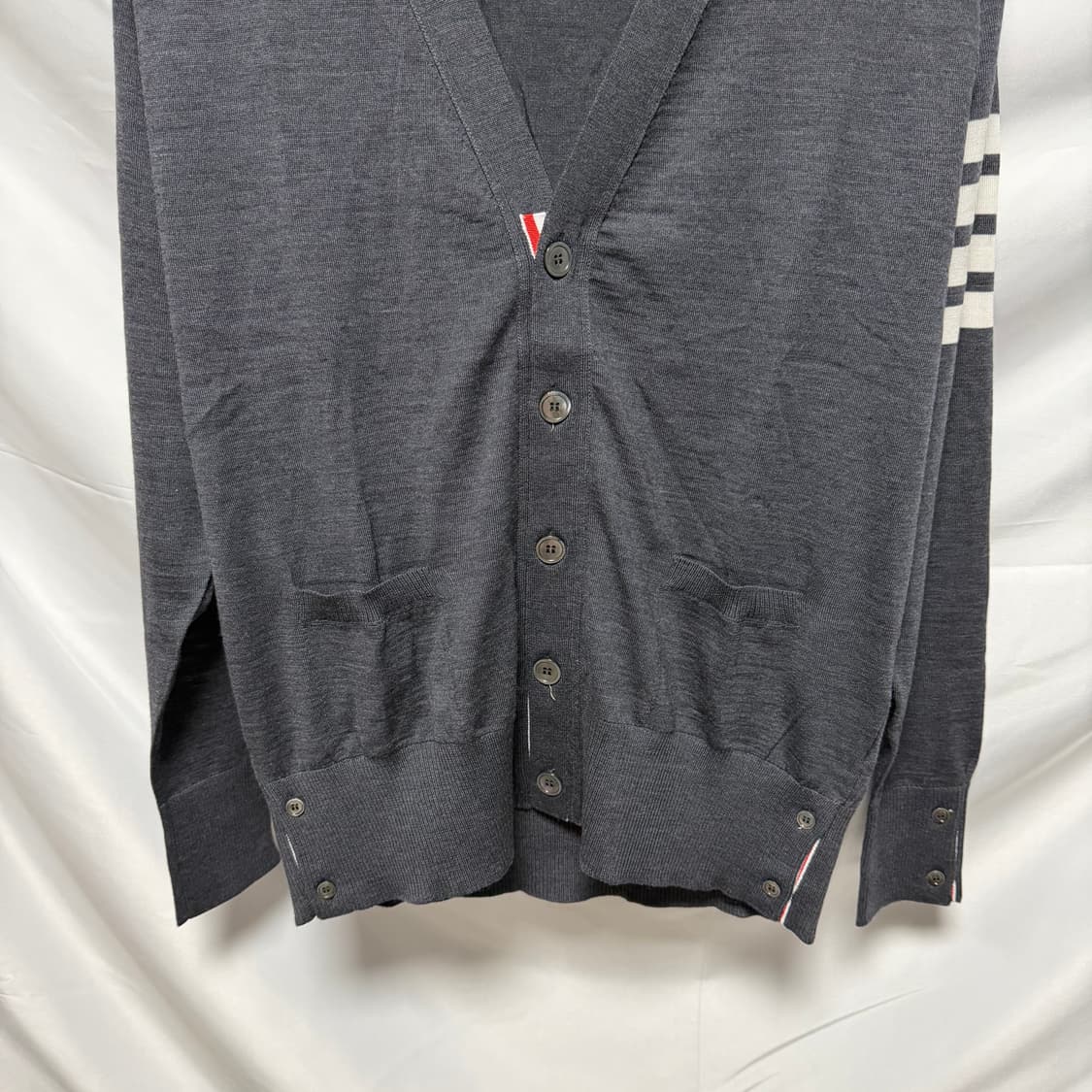 [새상품/선물가능] 톰브라운 사선완장 메리노 울 가디건 다크그레이 상품이미지4