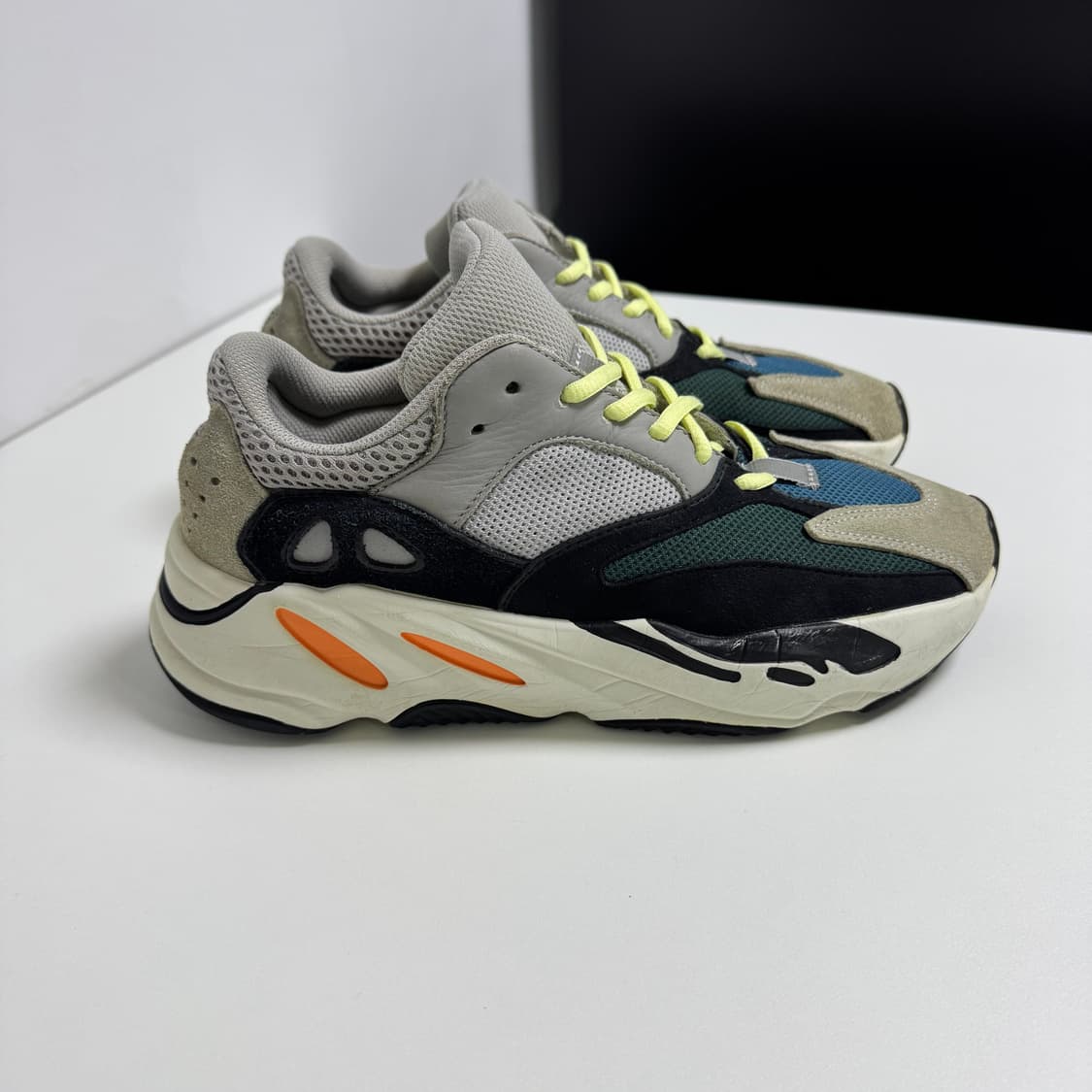 아디다스 이지부스트 700 웨이브 러너 상품이미지1