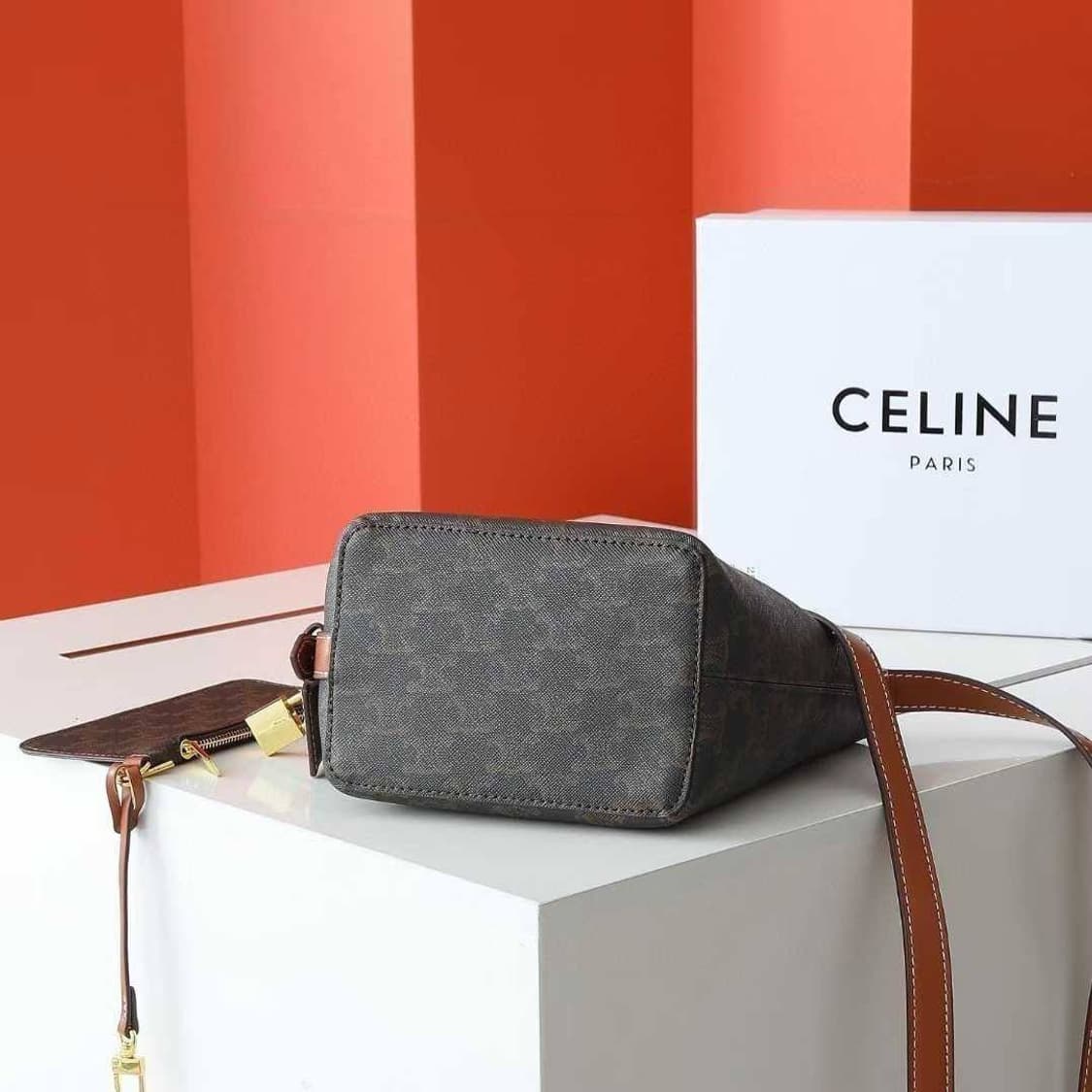 셀린느(Celine) 스몰 버킷 인 트리옹프 캔버스 & 카프스킨 백 상품이미지5