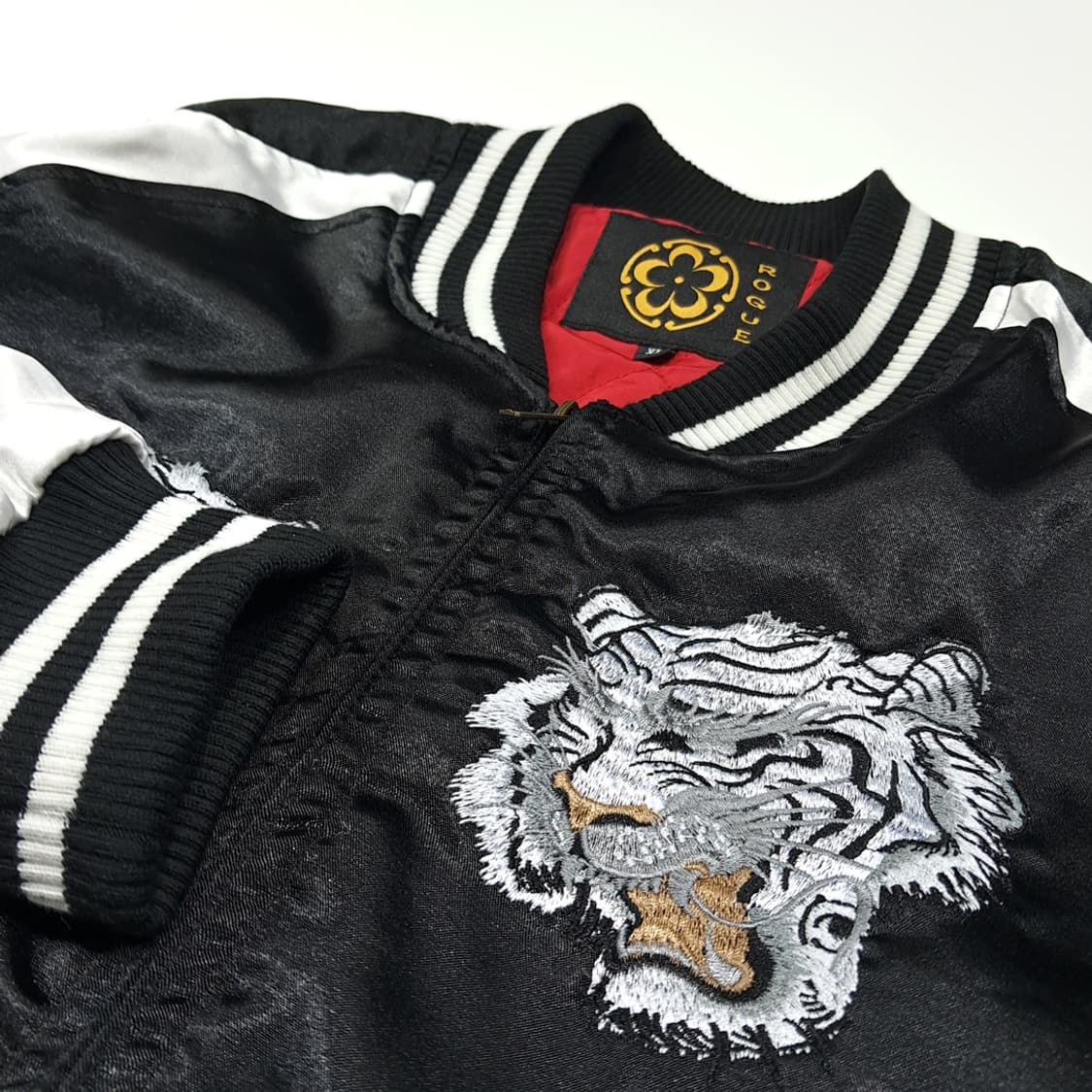 CL555 XL 로그 00s 새틴 블랙 화이트 백호 스카잔 자켓 상품이미지4