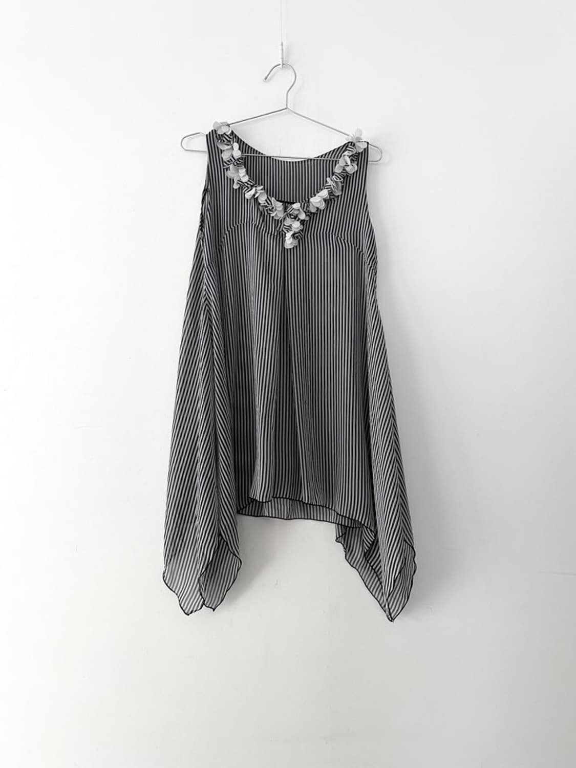 3d ruffle stripe sleeveless 상품이미지1