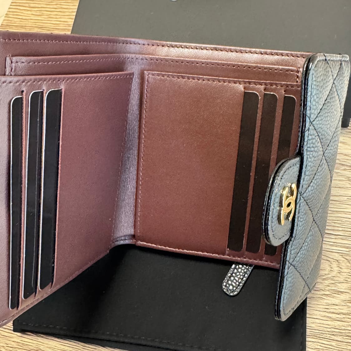 샤넬 클래식 캐비어 반지갑 금장 블랙 새제품 AP0231 상품이미지4