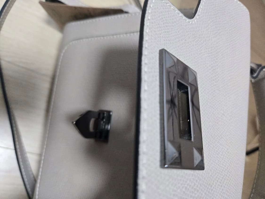 스파오 반달 갈색 크로스백입니다

전체적으로 깔끔한 디자인이며, 스트랩  상품이미지6