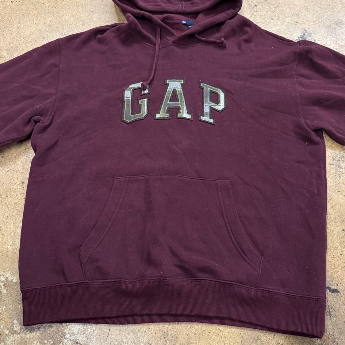 갭 버건디 체크 로고 후드티 상품이미지3