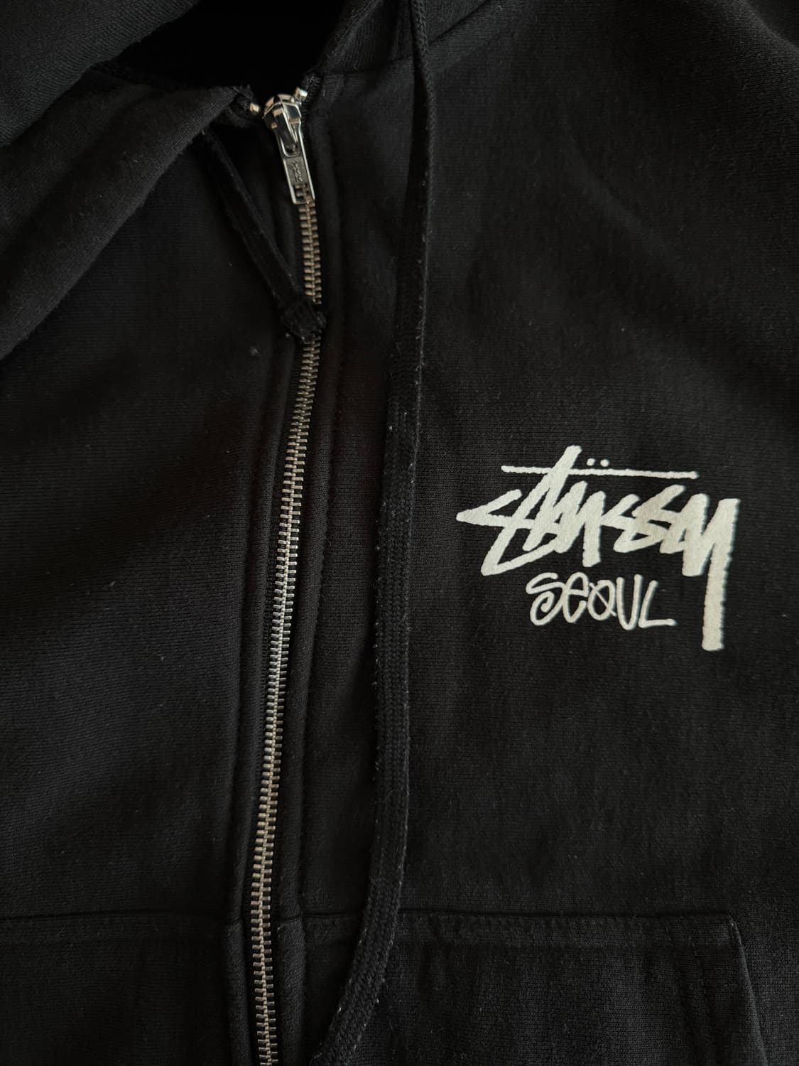 스투시 스탁 서울 2023 후드 집업 블랙 상품이미지4