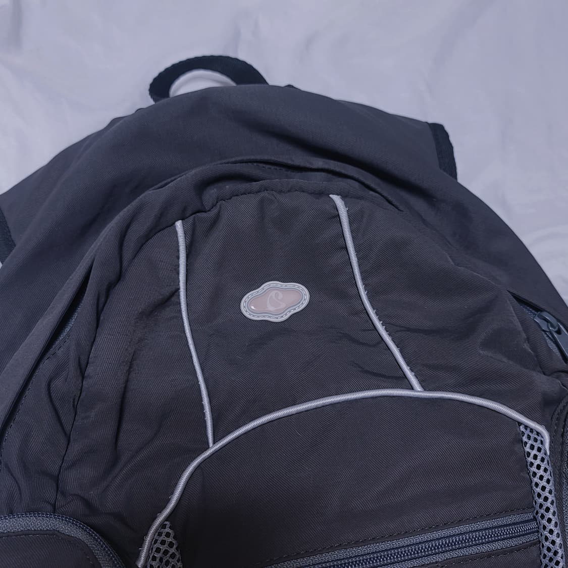 스마트어반유즈풀 코이세이오 suu 로고 백팩 차콜 가방 지초이 샬롬클럽 상품이미지2