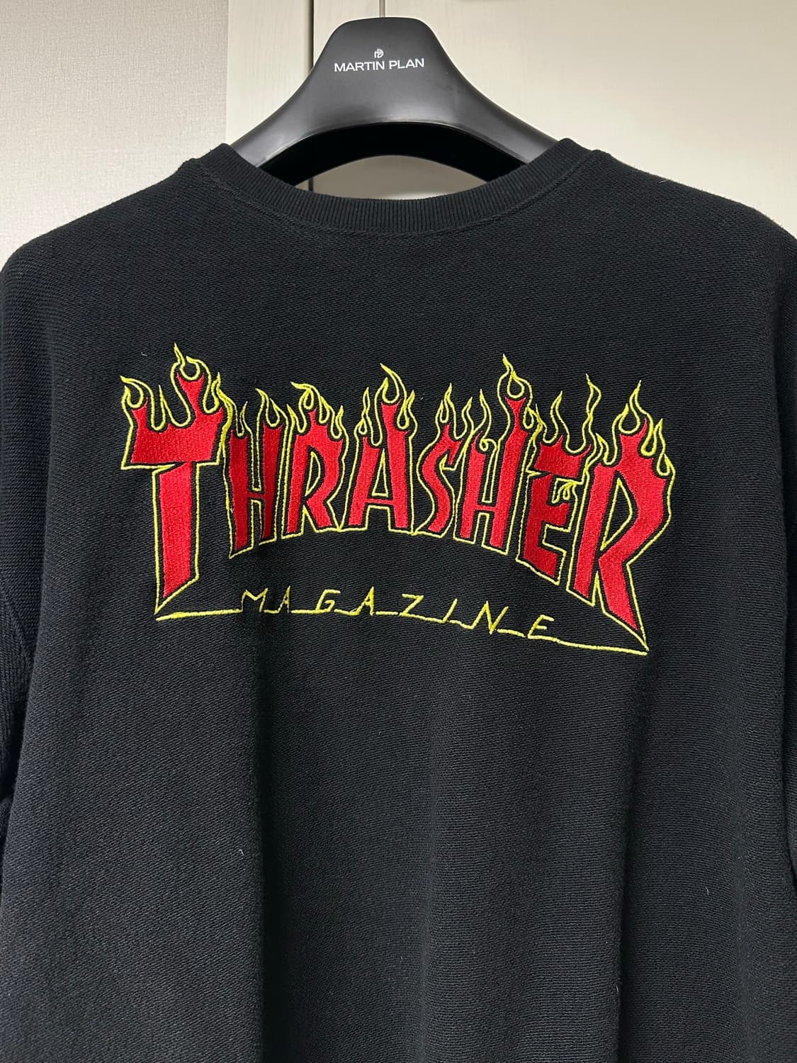 트레셔 플레임 로고 맨투맨 블랙 상품이미지4