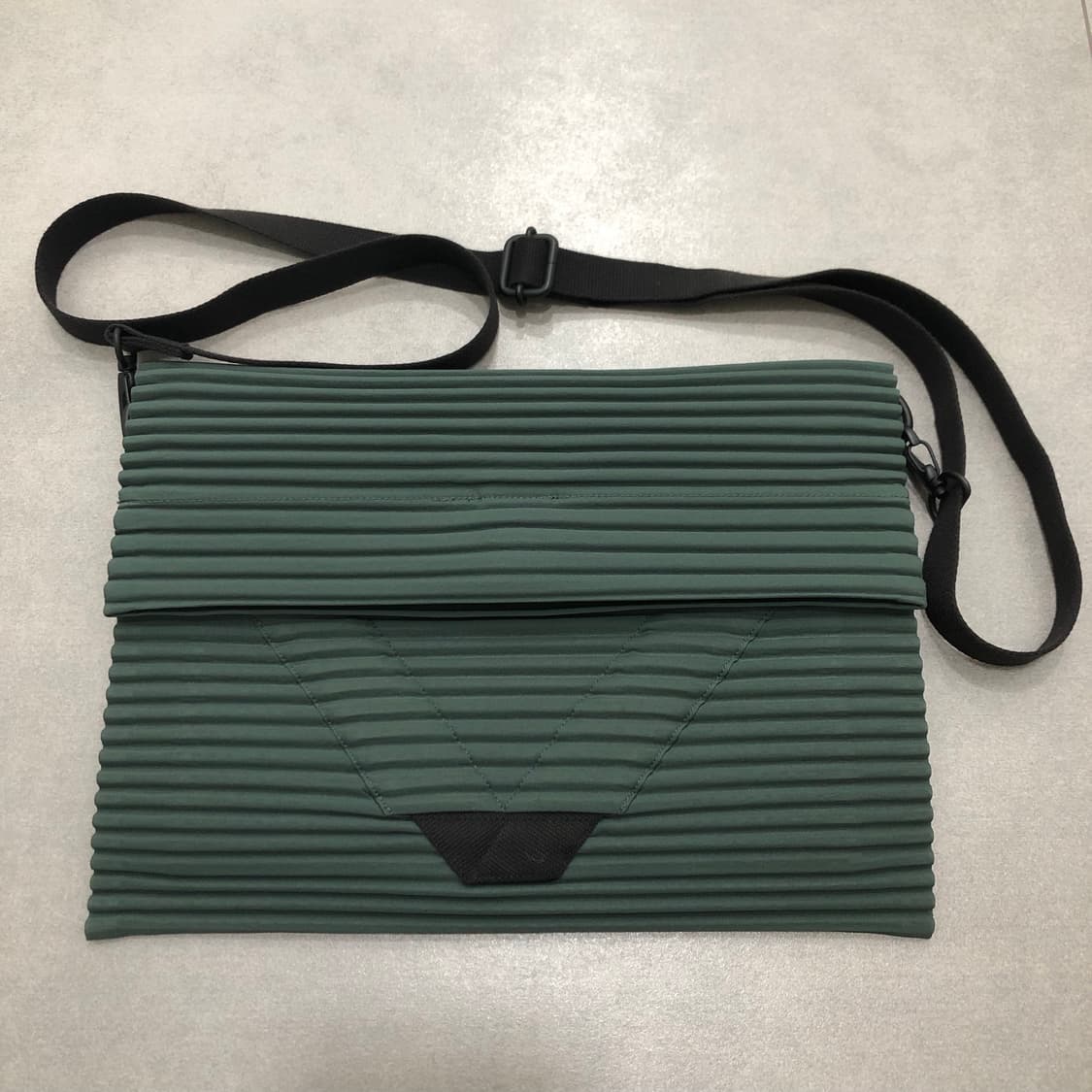 옴므플리세 이세이미야케 플리프 플랫메신저 크로스백 상품이미지1