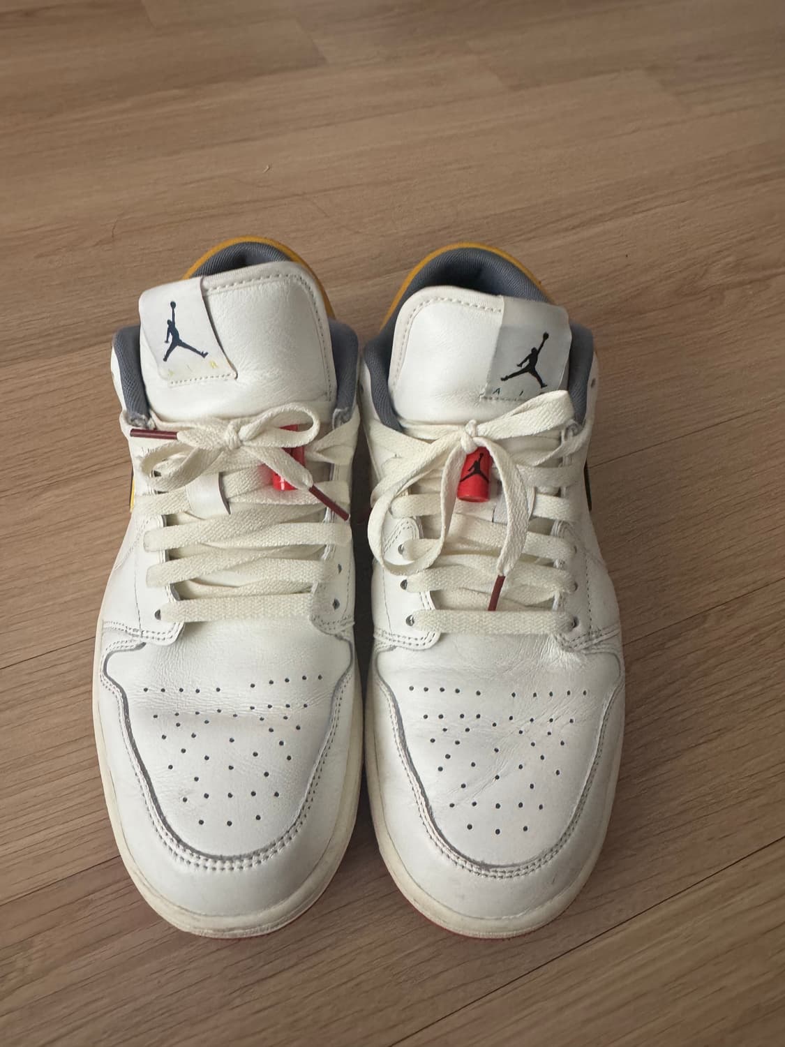 조던1로우 프리미엄 세일앤 옐로우 오커 285 상품이미지2