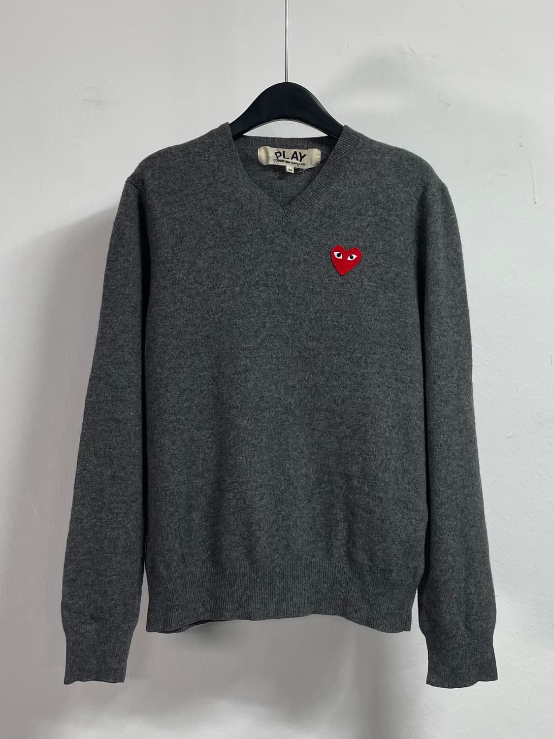 꼼데가르송 와펜 브이넥 울 니트 (on.607) 상품이미지1