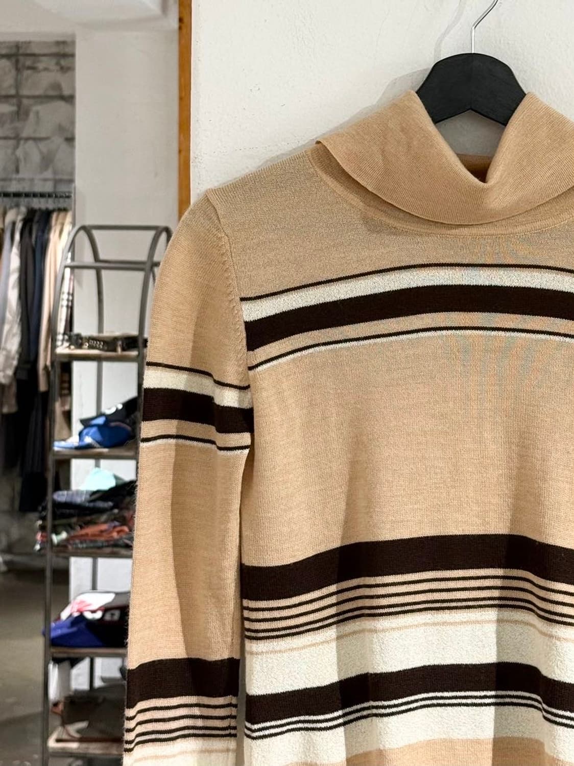 꾸레쥬 베이지 스트라이프 터틀넥 니트 스웨터  상품이미지2